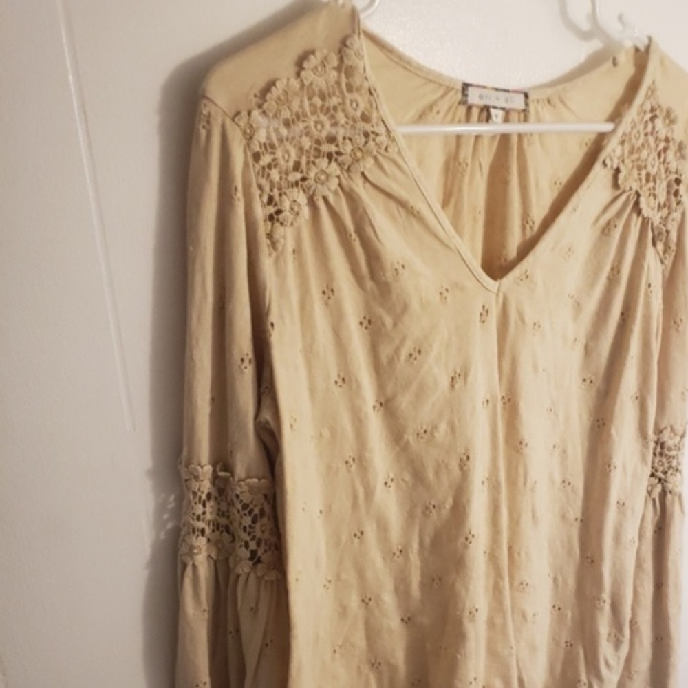 SOLD Eri + Ali Bell Sleeve Calvie Top!! - Picture 3 of 7